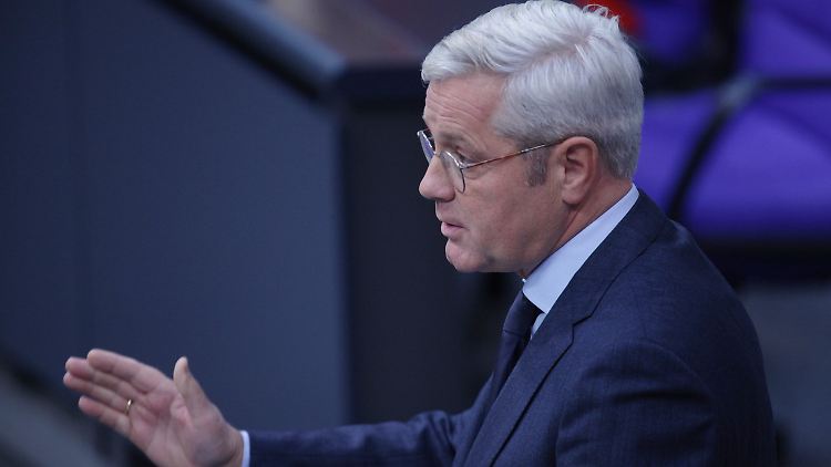 Deutschland müsse es schaffen, sich selbst zu verteidigen, sagt CDU-Außenpolitiker Norbert Röttgen.