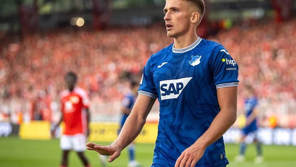 Grischa-Proemel-von-Hoffenheim-laeuft-gestikulierend-ueber-das-Spielfeld