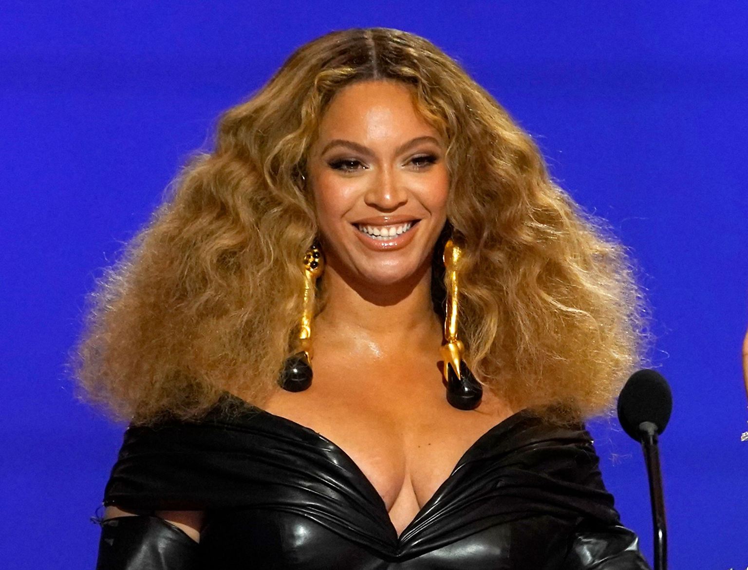 Mit R'n'B-Musik hat Beyoncé die Charts weltweit erobert. Jetzt verkündete die Sängerin einen musikalischen Stilwechsel. Auf ihrem kommenden Album "Renaissance Act II" singt sie Country ...