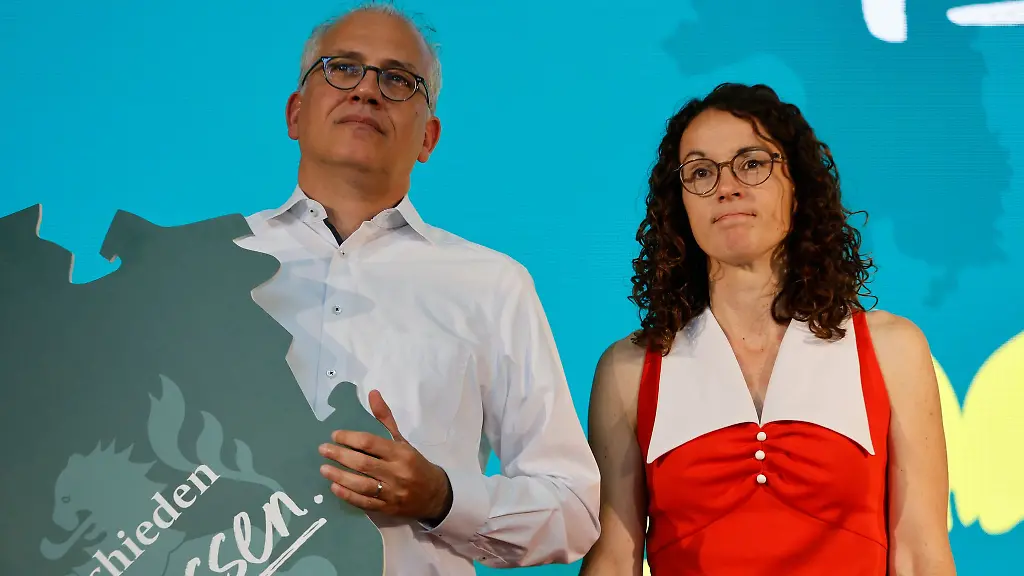 Tarek-Al-Wazir-l-beim-Parteitag-der-Gruenen-in-Hessen-neben-Angela-Dorn-beide-Buendnis-90-Die-Gruenen