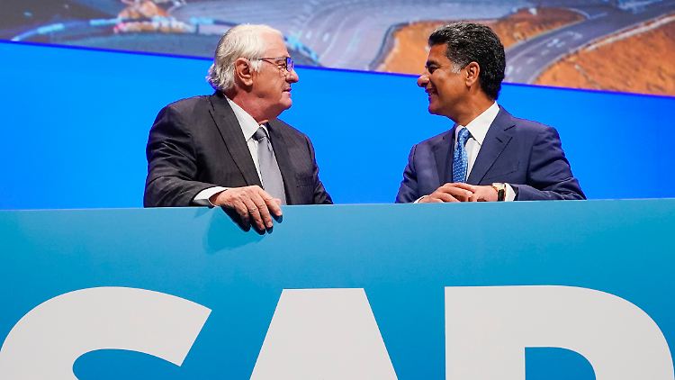 Bei der Hauptversammlung im Mai 2023 waren sich Punit Renjen (r.) und Hasso Plattner noch über die Rollenverteilung einig, ein knappes Jahr später nicht mehr.