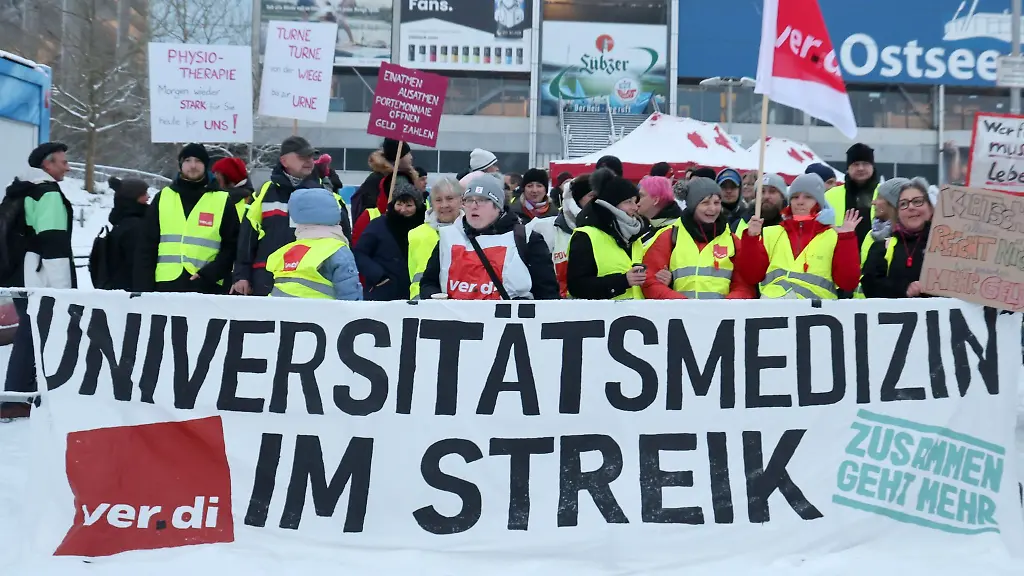 Mitarbeiterinnen-und-Mitarbeiter-des-oeffentlichen-Dienstes-versammeln-sich-zu-einem-Warnstreik