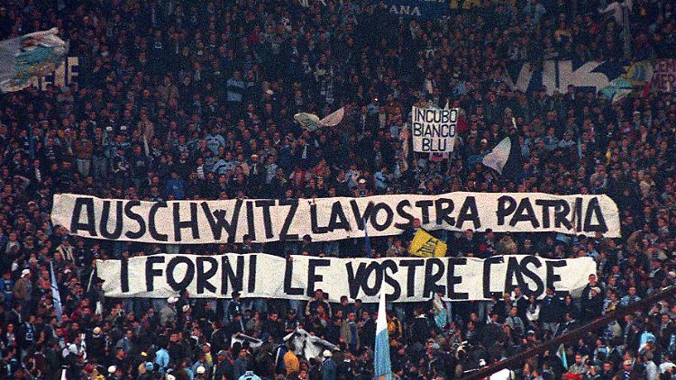 "Auschwitz ist eure Heimat, die Öfen euer Zuhause" teilen Lazio-Anhänger 1999 den Fans der AS Rom beim römischen Derby mit.