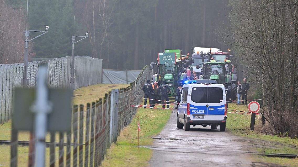 Demonstration gegen die geplante Munitionsfabrik.