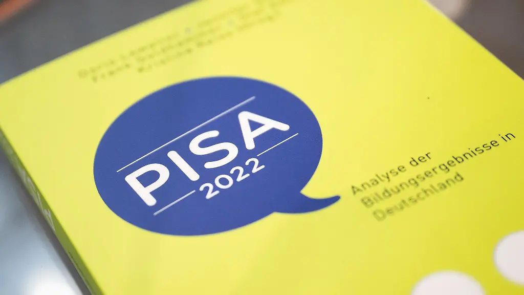 Bei-der-Vorstellung-der-Pisa-Studie-2022-in-der-Bundespressekonferenz-liegt-ein-Exemplar-der-Studie