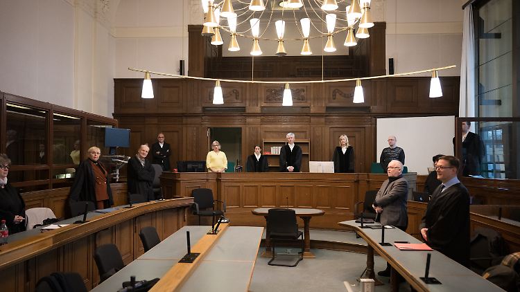 "Wie Sie sehen, sehen Sie nichts", sagte Richter Thilo Bartl zu Beginn der Verhandlung. Emser T. hatte ihre Reise kurzfristig abgesagt.