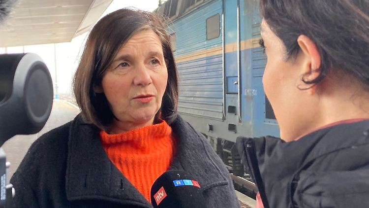 Göring-Eckart im Gespräch mit ntv-Reporterin Kavita Sharma in Kiew.
