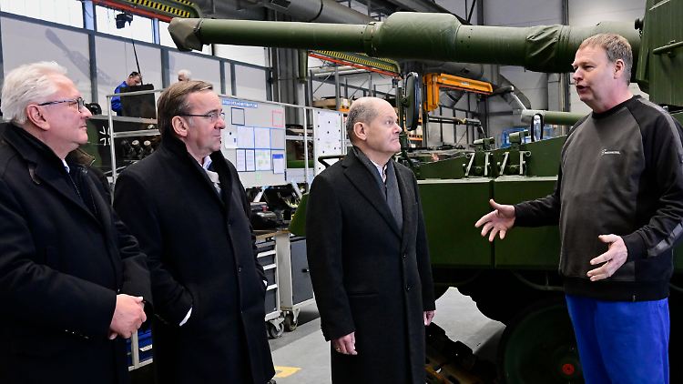 Rheinmetall-Chef Pappberger (l.) hieß Verteidigungsminister Pistorius und Kanzler Scholz in der Produktionsstätte des Waffenproduzenten willkommen. 