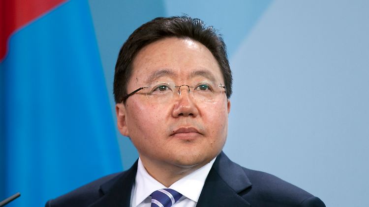 Elbegdordsch war 1998 sowie von 2004 bis 2006 mongolischer Premierminister, von 2009 bis 2017 war er Präsident der Mongolei. 