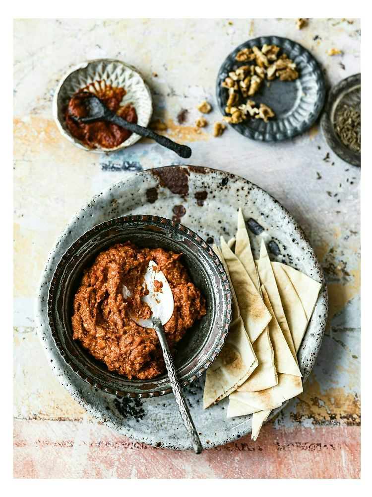 Die Paprika-Walnuss-Paste "Muhammara" gehört unbedingt auf eine Mezze-Tafel.