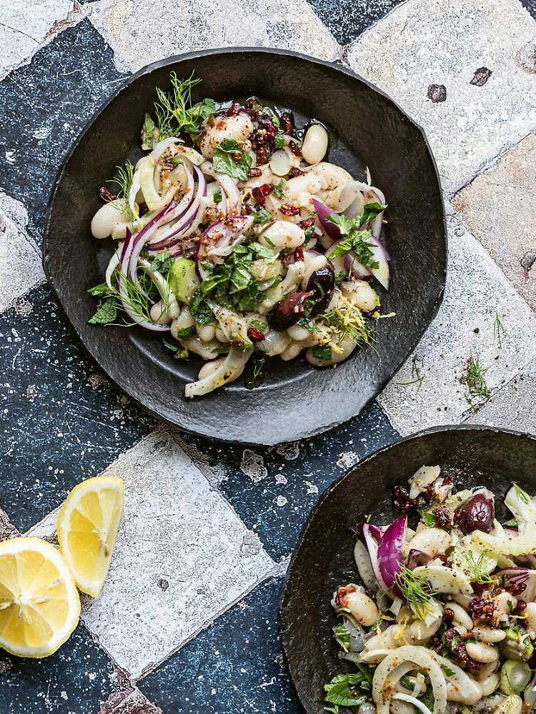 Die Salatschüsseln des Orients sind üppig gefüllt, zum Beispiel mit diesem Salat aus weißen Bohnen, Fenchel und Berberitzen.