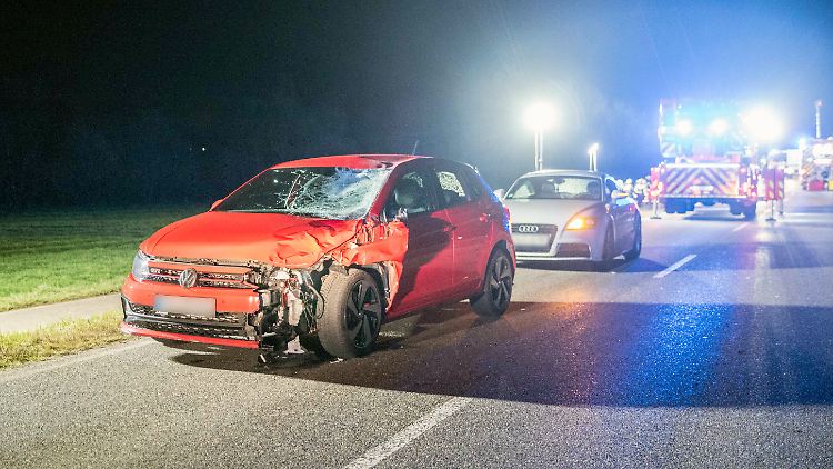 Bei dem tödlichen Zusammenprall mit den zwei 18- und 20-Jährigen wurde das Auto stark beschädigt.