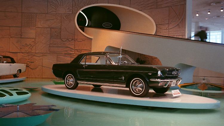 Auf der New Yorker Weltausstellung feiert der 4,61 Meter lange Ford Mustang am 17. April 1964 als Coupé und Convertible Publikumspremiere und Verkaufsstart.