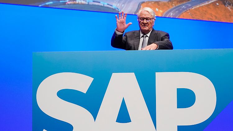 Nach eigenen Angaben wird Hasso Plattner von Mitarbeitern zum Bleiben gedrängt. Aktionärsschützer sehen seine überlange Amtszeit als Aufsichtsratschef dagegen schon seit einigen Jahren kritisch. 