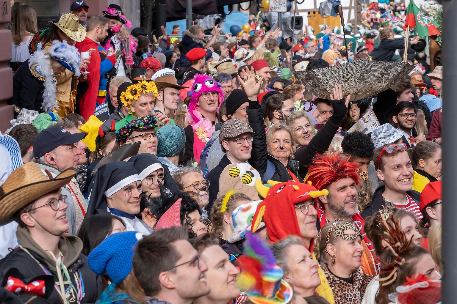 Mit den traditionellen Rosenmontagszügen feiern Hunderttausende Menschen den Höhepunkt des Karnevals in den rheinischen Hochburgen.