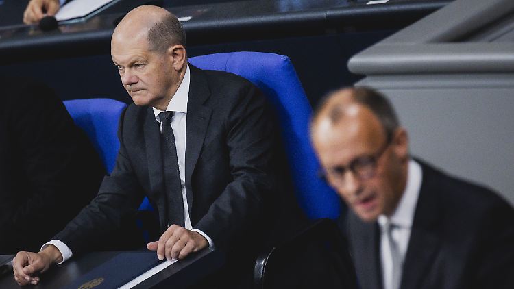 Scholz (l.) will ein Wachstumschancengestz mit großem Volumen, Merz plädiert für sein eigenes Wirtschaftsförderprogramm.