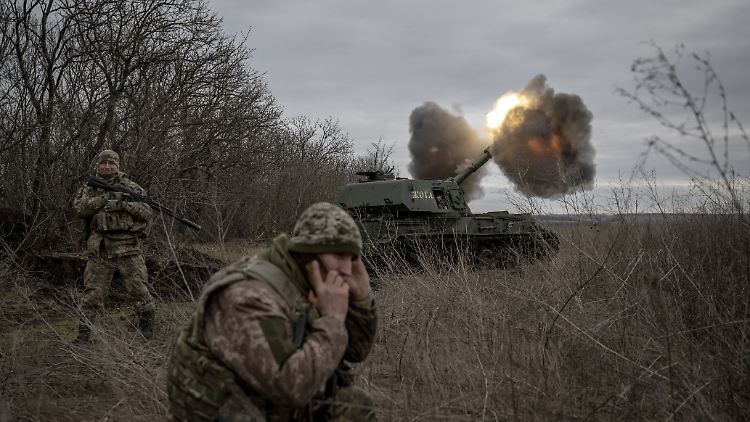 Ein ukrainischer Panzer feuert Ende Dezember auf russische Stellungen bei Awdijiwka. Mittlerweile stecken die ukrainischen Truppen dort nahezu in einem Kessel fest.