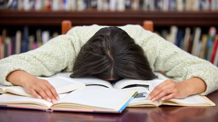 Als Hauptgründe nannten die Befragten Überstunden und ständigen Termindruck.