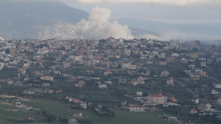 Die Hisbollah schießt regelmäßig Raketen auf Israel und von dort folgen als Antwort Luftangriffe auf Ziele im Libanon.