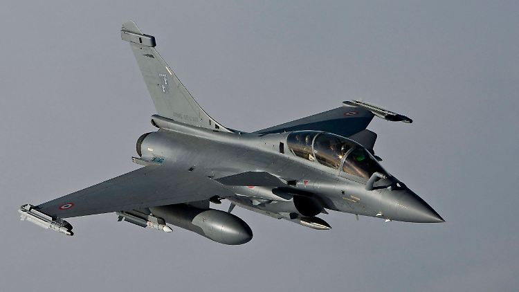 Ein Dassault-Rafale-Kampfjet mit einem französischen nuklearen Marschflugkörper mittlerer Reichweite (ASMPA).
