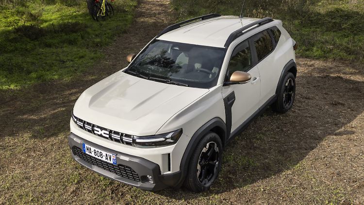Kreativ geformte Sicken machen aus dem Dacia Duster eine optisch feine Angelegenheit. Die Gestaltung der Motorhaube erinnert an die Jeep-Designsprache.