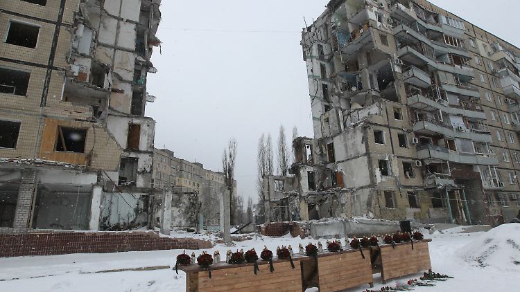 Blumen und Kerzen, die zum Gedenken an die Opfer eines russischen Raketenangriffs auf ein Hochhaus in Dnipro im Januar 2024 angezündet wurden.