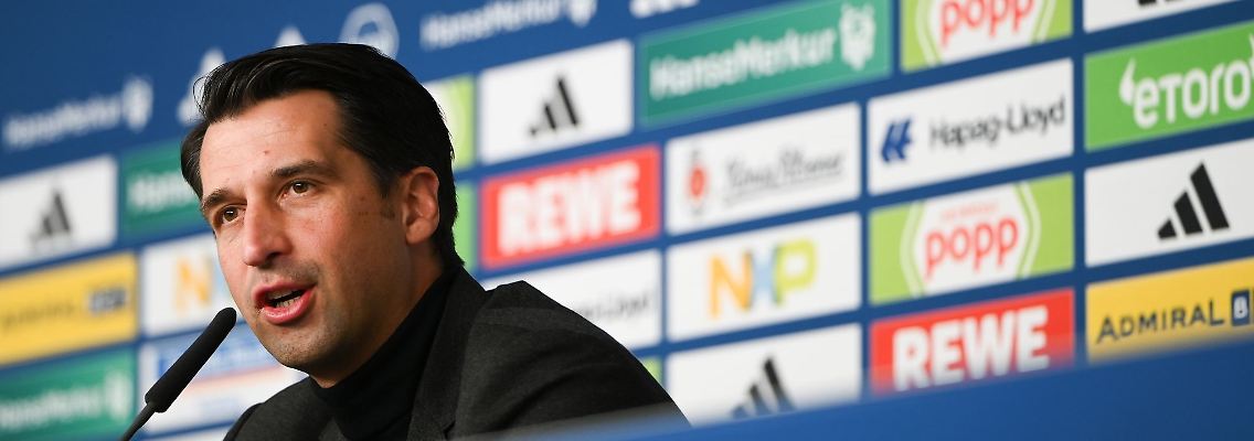 Jonas Boldt, Sportvorstand Hamburger SV, spricht auf einer Pressekonferenz im Volksparkstadion.