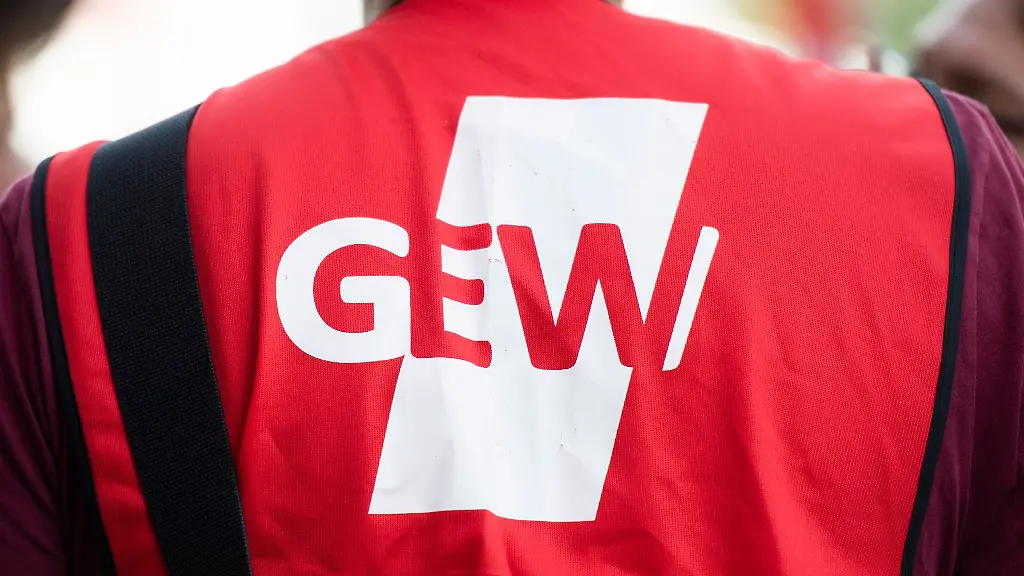 Ein-Teilnehmer-der-Demonstration-der-GEW-traegt-ein-Leibchen-mit-dem-GEW-Logo