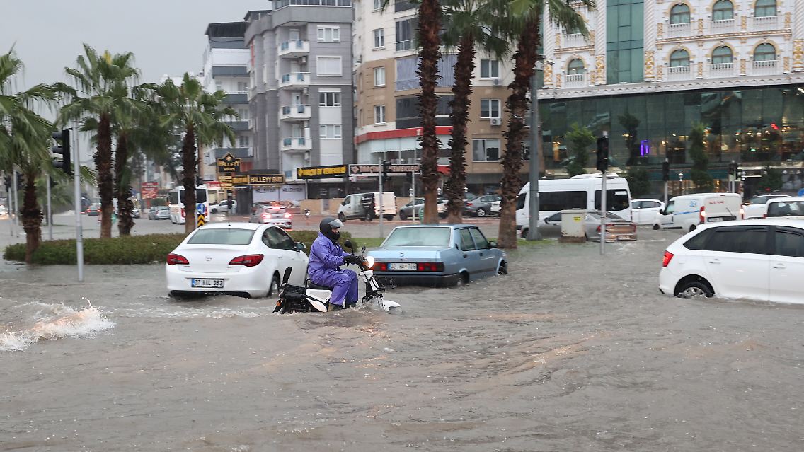 Heftiger Regen sorgt für überschwemmte Straßen in Antalya.