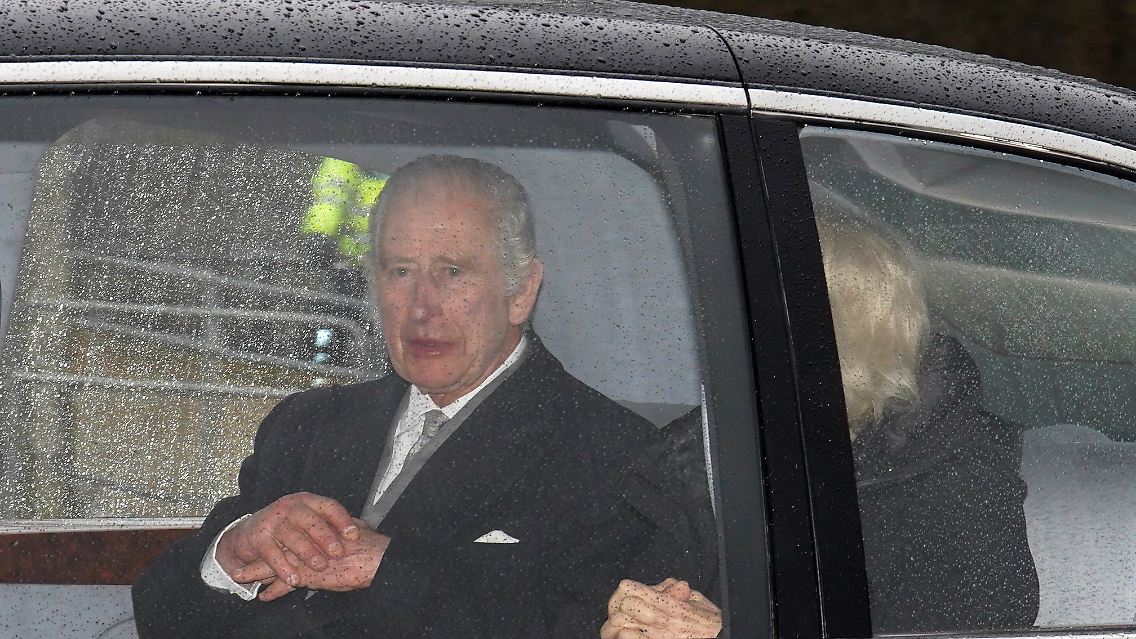 Zurück in London: Palastangaben zufolge wird Charles die Staatsgeschäfte fortführen.