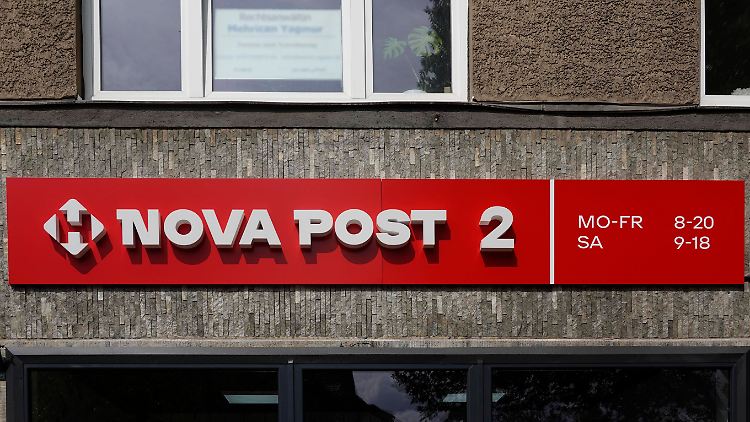 Ukrainische Flüchtlinge schicken in ihren Paketen vor allem persönliche Dinge in die Heimat, wie Bücher und Dokumente. Die Türen der Nova Post stehen aber allen offen.