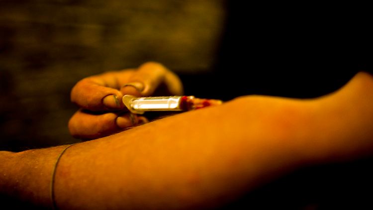 Drogenkonsumenten wissen oft nicht, wenn dem Heroin Fentanyl oder gar Carfentanyl beigemischt ist. Das kann fatale Folgen haben.