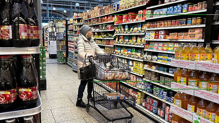 Unten im Regal, wo die Eigenmarken stehen, sind die Preise doppelt so schnell geklettert wie bei den Markenprodukten weiter oben. 