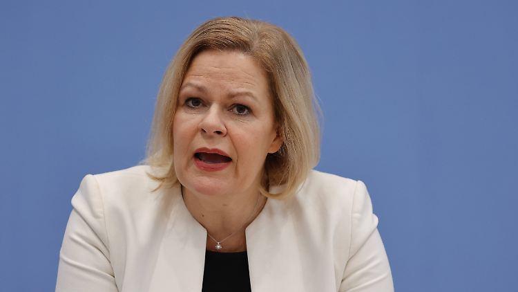 Bundesinnenministerin Nancy Faeser hat ein umfangreiches Maßnahmenpaket gegen Rechtsextremismus angekündigt.