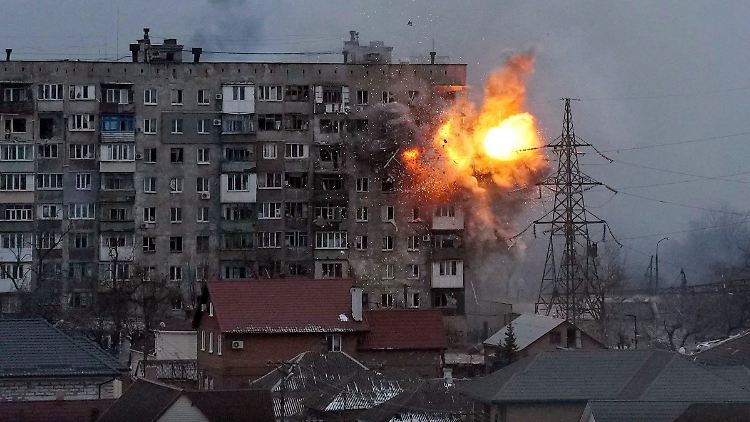 Ein russischer Panzer verursacht eine Explosion in einem Wohnhaus in Mariupol. Im Zuge des Ukraine-Krieges wächst die Unsicherheit in der Welt. 