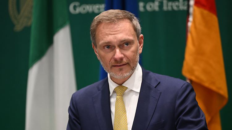 Eine dauerhafte Finanzierung der Landes- und Bündnisverteidigung sei "absolut möglich", wenn die Wirtschaft wieder auf die Erfolgsspur komme, sagt Lindner.