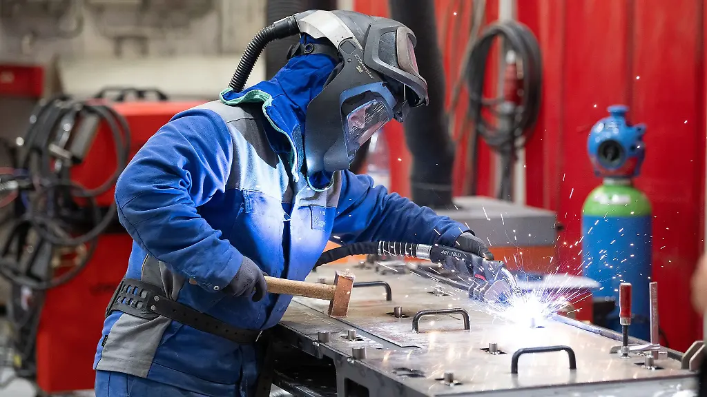 Die-Auftragseingaenge-in-der-Industrie-setzen-ihren-ruecklaeufigen-Trend-fort-kommentiert-das-Bundeswirtschaftsministerium