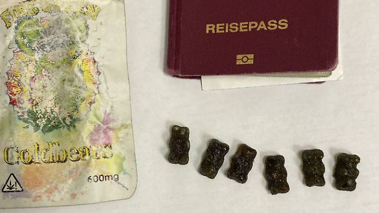 Die russische Zollbehörde veröffentlichte ein Foto, das die "Schmuggelware" zeigt. Für sechs Gummibärchen drohen dem Deutschen bis zu sieben Jahre Haft. 