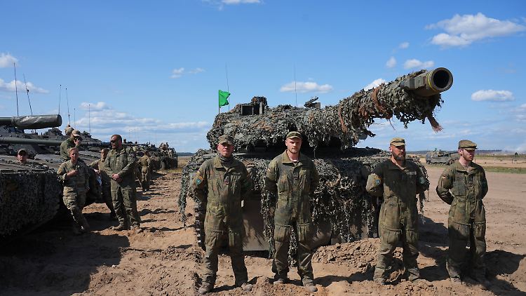 Beim Gipfel in Prag 2002 setzten sich die NATO-Staaten das Zwei-Prozent-Ziel. Nun meldet Deutschland Vollzug.