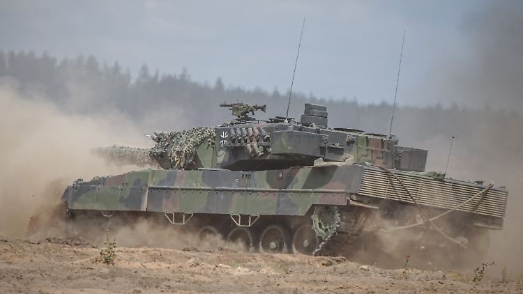 Für Material wie die Leopard-2-Panzer fehlen der Bundeswehr Milliarden. 