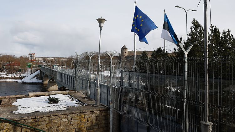 Grenzübergang im estnischen Narwa. Eine Brücke trennt den Ort vom russischen Iwangorod.