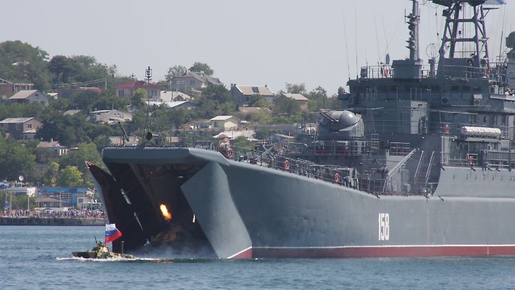 Die "Caesar Kunikow" 2012 im Hafen von Sewastopol. 