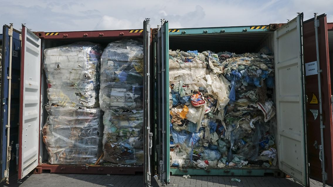 Insgesamt werden in Deutschland im Jahr gut sechs Millionen Tonnen Kunststoff-Abfälle verwertet. Somit wird nur ein kleinerer Anteil nach Asien exportiert. 