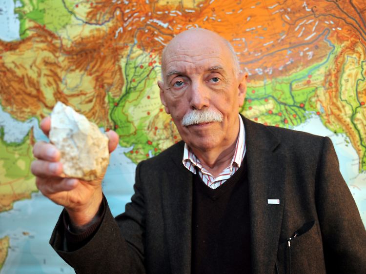 Der Tübinger Wissenschaftler Hans-Peter Uerpmann präsentiert seine Erkenntnisse und Fundstücke.