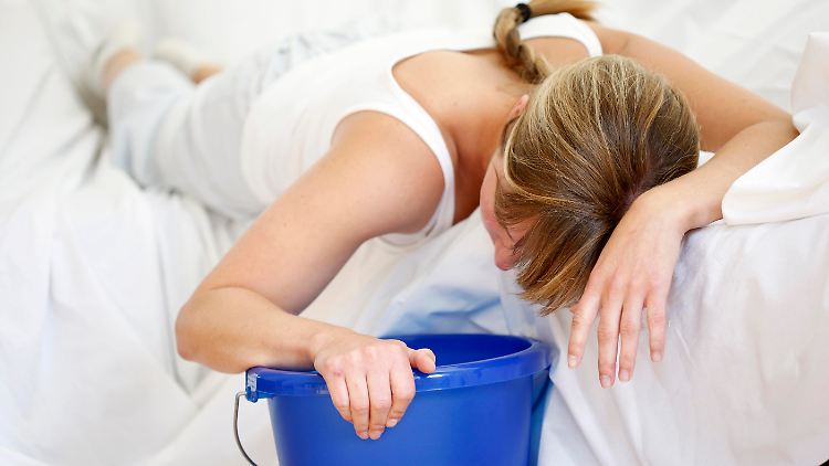 Eine Norovirus-Infektion beginnt zumeist plötzlich mit heftigem Durchfall, Übelkeit und schwallartigem Erbrechen.