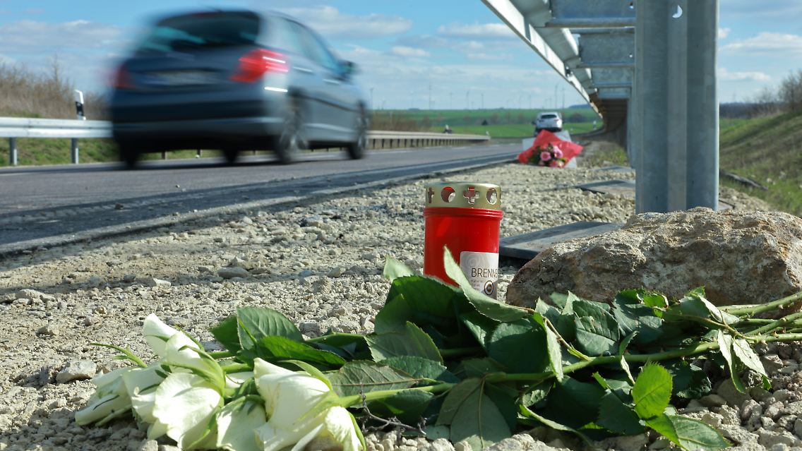 Sieben Menschen kamen bei dem Unfall ums Leben - fünf von ihnen waren 19, die beiden anderen 44 und 60 Jahre alt.