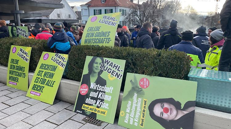 Die protestierenden Landwirte in Biberach lassen wenig Zweifel daran, was sie den Grünen vorwerfen.