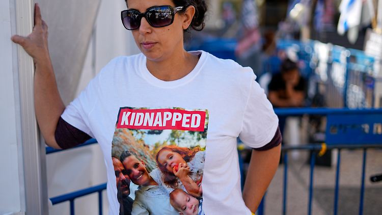 Ofri Bibas trägt ein T-Shirt mit einem Foto von ihrem Bruder, ihrer Schwägerin und deren Kindern Kfir und Ariel, die sich noch in der Gewalt der Hamas befinden. 
