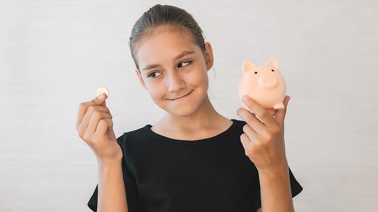 Eine Möglichkeit, Kinder und Jugendliche an Geld heranzuführen, können auch gemeinsame Spar-Wettbewerbe innerhalb der Familie sein. 