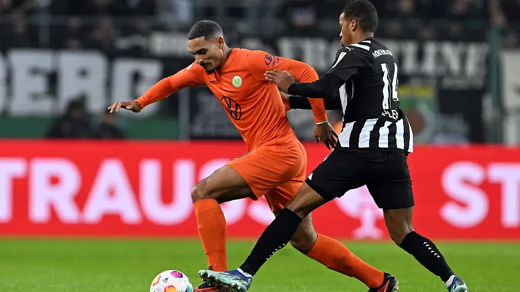 Der-Wolfsburger-Maxence-Lacroix-l-im-Zweikampf-mit-Alassane-Plea